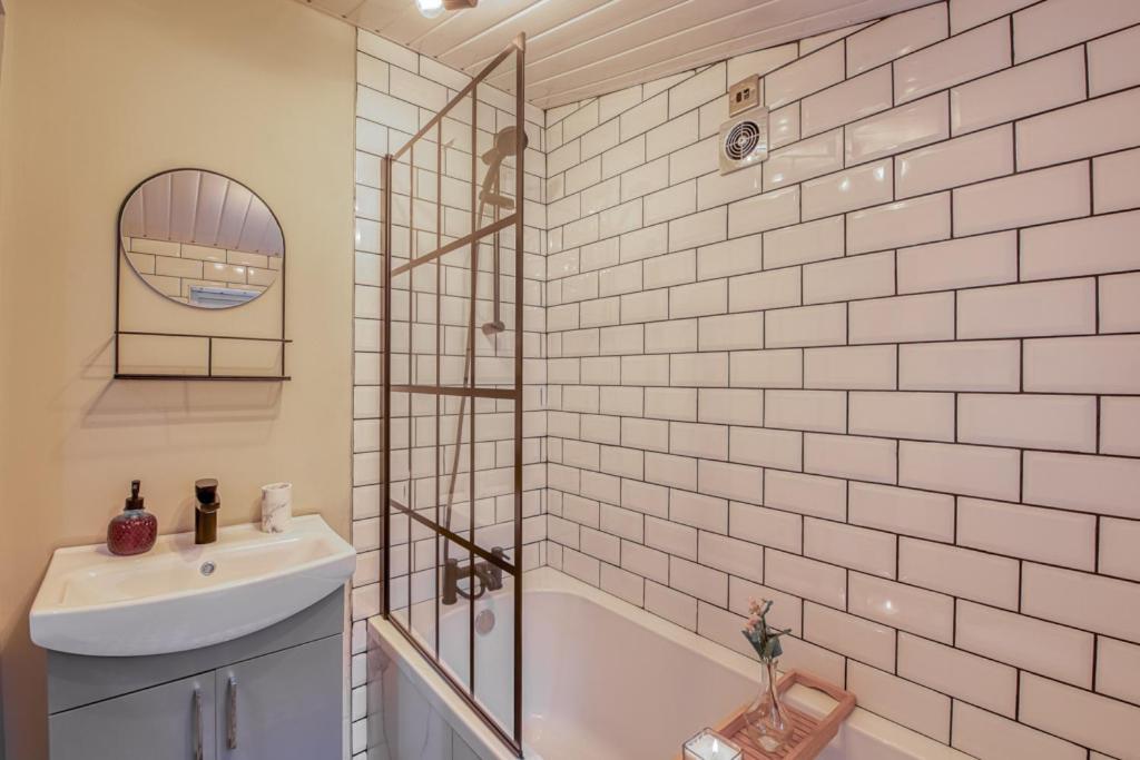 Charming City Home, Beside The Serene Ormeau Park 벨파스트 외부 사진