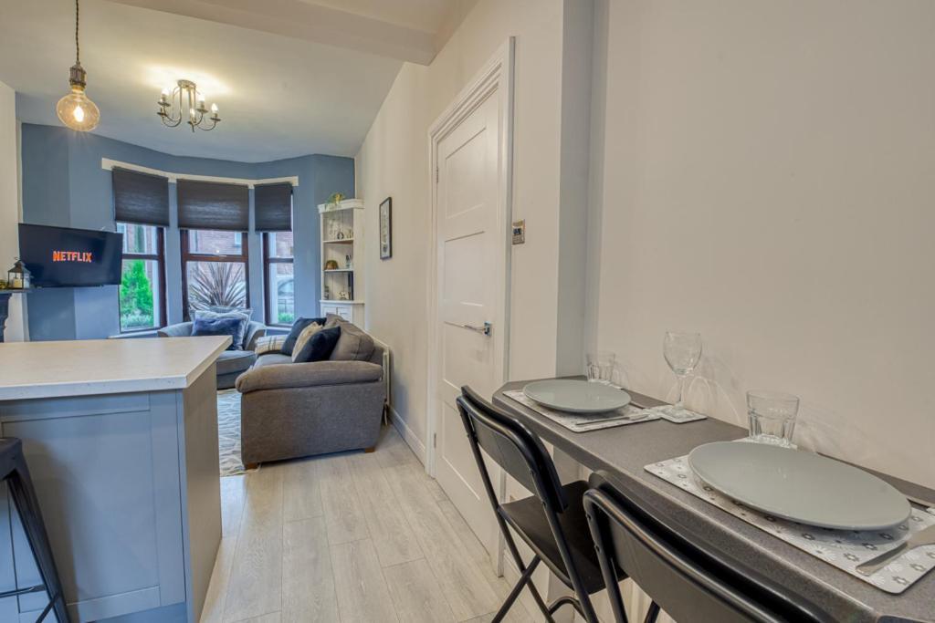 Charming City Home, Beside The Serene Ormeau Park 벨파스트 외부 사진